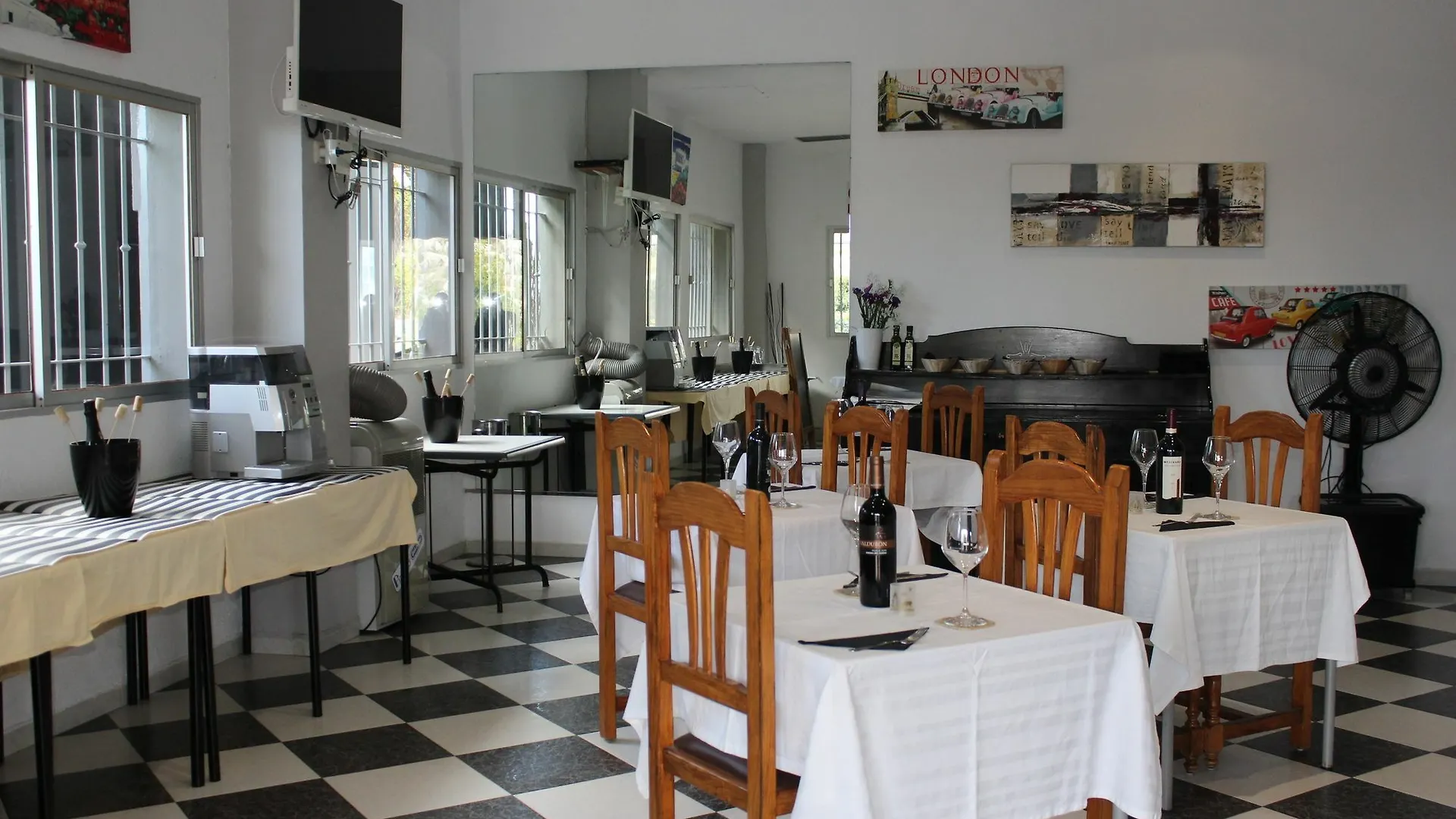 Hostal La Torre Almunecar 0*,